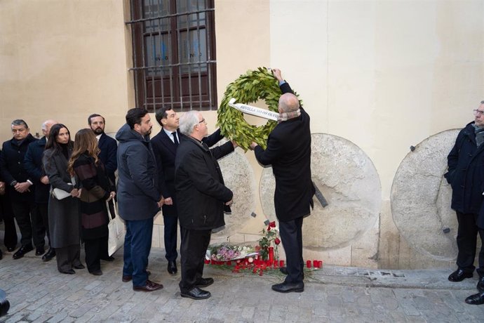 Archivo - El presidente de la junta de Andalucía, Juanma Moreno (3d) junto al presidente de la Fundación Jiménez-Becerrila,  Alberto Jiménez-Becerril García colocan una corona de laurel donde se produjo el asesinato a 30 de enero de 2023 