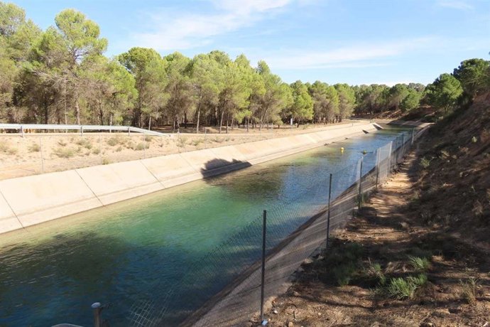 Archivo - La CHT valla el perímetro del trasvase Tajo-Segura en El Picazo y Tébar para evitar el ahogamiento de animales.