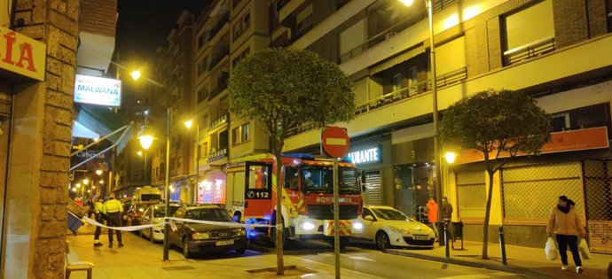 Bomberos actuando en la calle Ingeniero de la Cierva
