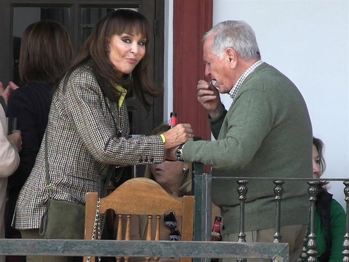 Mari Ángeles Grajal y su novio, José Gandía, disfrutan junto a amigos en El Rocío