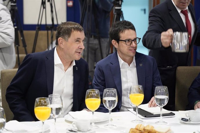 Arnaldo Otegi, coordinador general de EH Bildu, junto a Pello Otxandiano, candidato a lehendakari de la formación soberanista