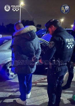 Imagen de uno de los individuos, arrestado