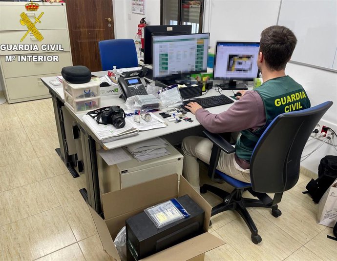 Agente de la Guardia Civil en tareas de investigación