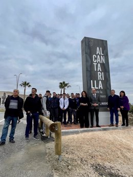 El consejero de Educación, Formación Profesional y Empleo, Víctor Marín, y el alcalde de Alcantarilla, Joaquín Buendía, inauguraron el tótem luminoso realizado por estudiantes del IES Sanje, que da la bienvenida al municipio desde la autovía del Noroest