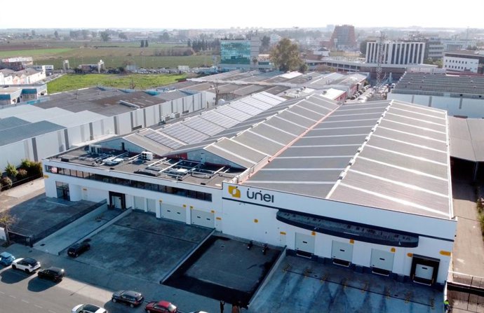 Archivo - Placas solares de Quantica Renovables