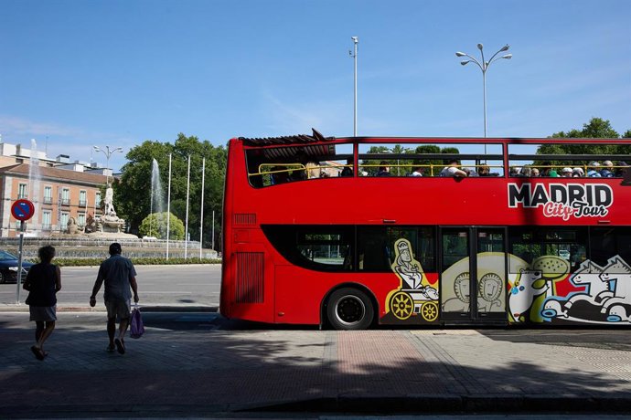 Archivo - Autobús turístico que recorre el centro de Madrid.