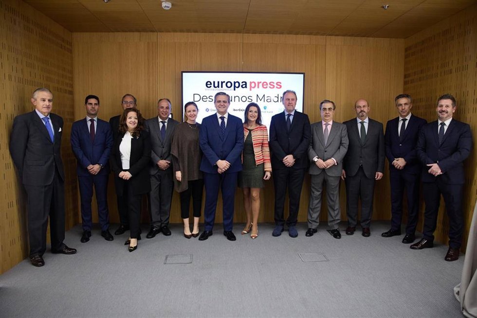Foto de familia, el presidente de Europa Press, Asís Martín de Cabiedes (1i); consejeros de la Comunidad de Madrid, entre ellos el consejero de Vivienda, Transportes e Infraestructuras de la Comunidad de Madrid, Jorge Rodrigo Domínguez y el presidente d
