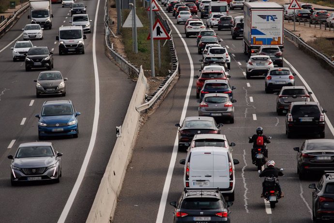 Archivo - Varios coches circulan por la autovía A3, en Madrid (España)