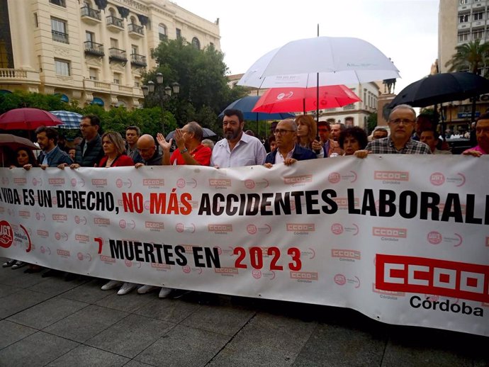 Archivo - Concentración sindical por una muerte en accidente laboral en una imagen de archivo.