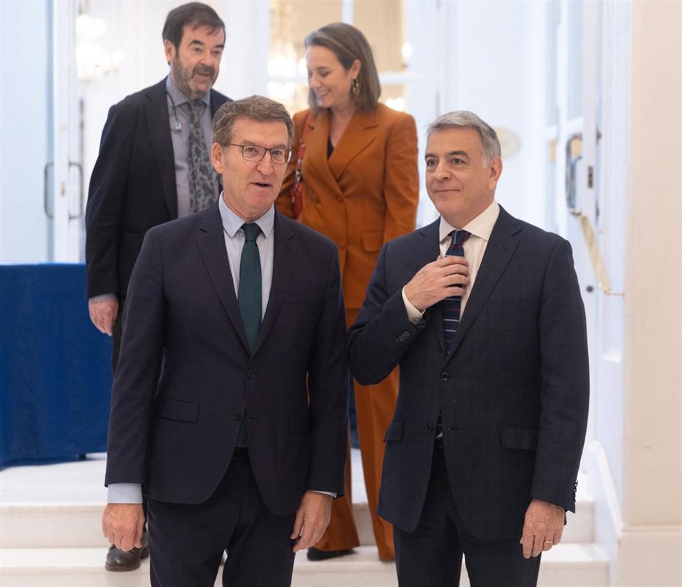El presidente del PP, Alberto Núñez Feijóo (i) y el presidente del Partido Popular del País Vasco, Javier de Andrés Guerra (d), a su llegada a un desayuno informativo de Fórum Europa, en el Hotel Mandarin Oriental Ritz, a 30 de enero de 2024, en Madrid 