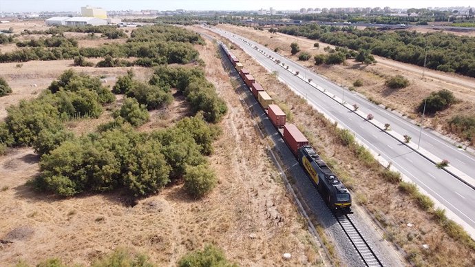 Línea ferroviaria en el Puerto de Sevilla.