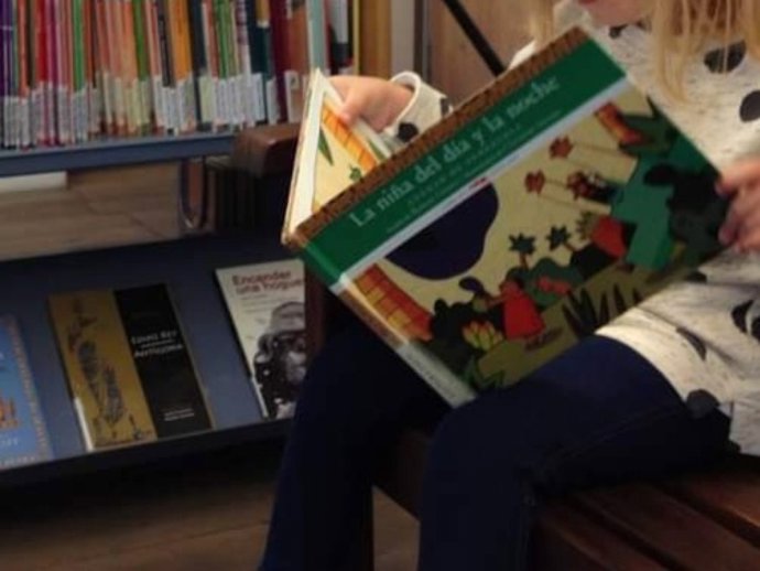 Niña leyendo un cuento en Salamanca