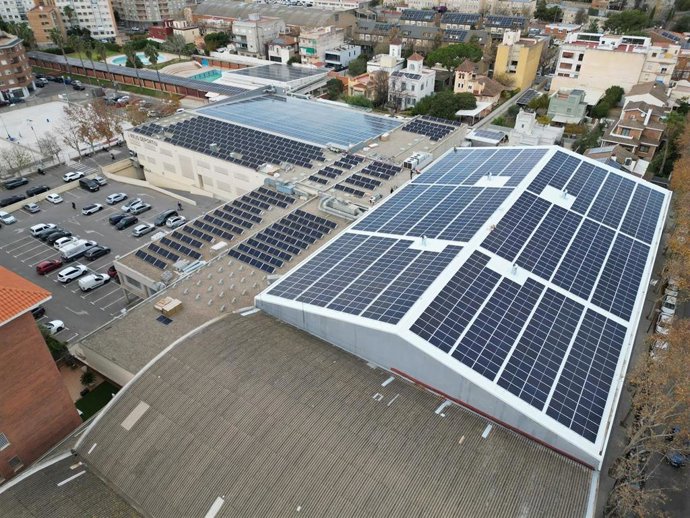Paneles solares instalados por Sorigué en el pabellón del Reus Deportiu.