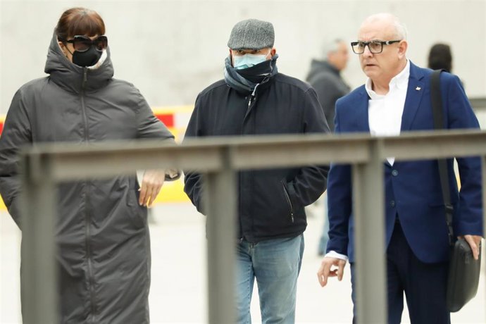 La responsable de la discoteca 'Teatre'  y el administrador acompañados por el abogado José María Caballero