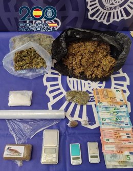 Droga, dinero y objetos intervenidos en una operación policial en la que resultó detenido un joven por distribuir sustancias estupefacientes en entornos escolares y zonas de ocio