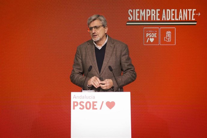 El portavoz adjunto del PSOE-A, Josele Aguilar, en rueda de prensa. (Foto de archivo).