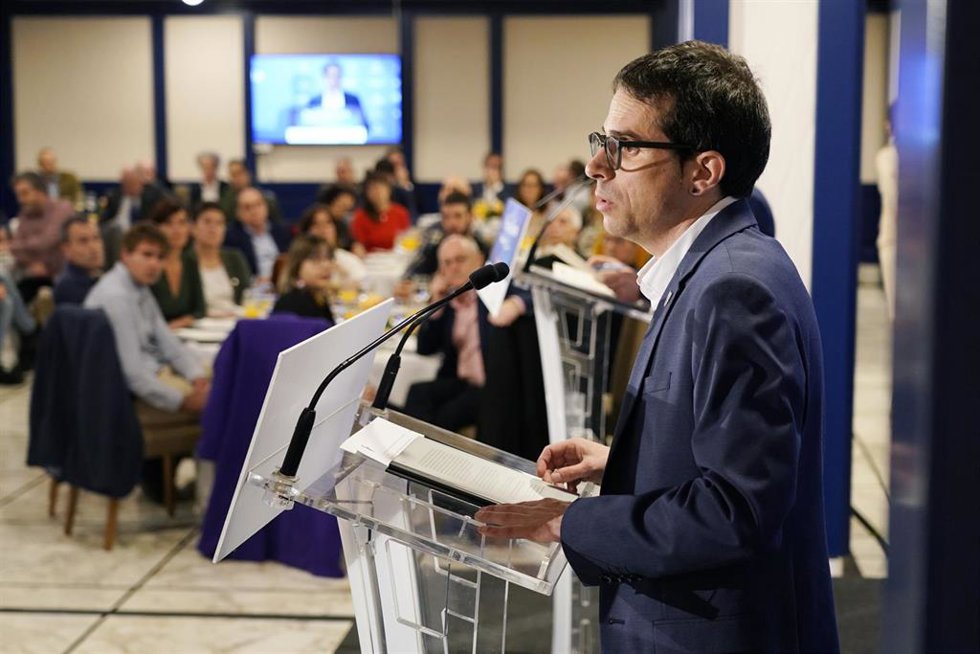 y el candidato de EH Bildu a Lehendakari, Pello Otxandiano, durante su intervención en un desayuno informativo en Bilbao