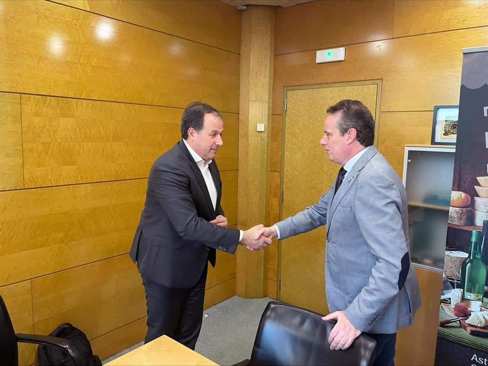 El consejero de Medio Rural y Política Agraria, Marcelino Marcos, recibe al director general financiero del grupo Royal Aware, Antonio Rodríguez.