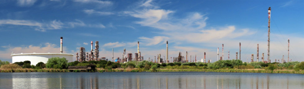 Laguna Primera de Palos de la Frontera (Huelva), con la refinería de Cepsa al fondo.