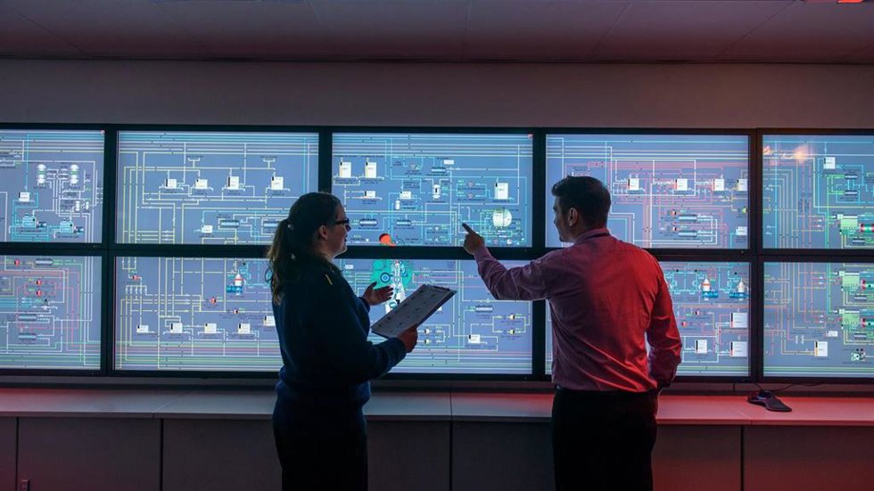 Trabajadores de Vodafone España empleando la tecnología 'Smart Metering', basada en contadores inteligentes que proporcionan lecturas constantes de electricidad y agua.