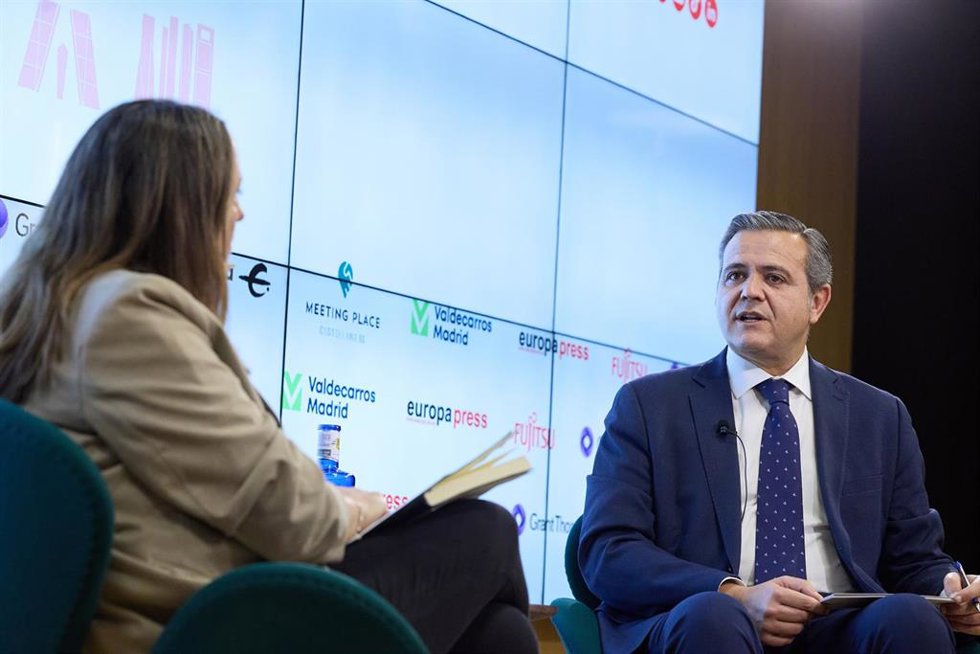 La delegada de Europa Press en la Comunidad de Madrid, Cristina de la Rica y el consejero de Vivienda, Transportes e Infraestructuras de la Comunidad de Madrid, Jorge Rodrigo Domínguez, durante un desayuno Madrid de Europa Press, a 30 de enero de 2024, 