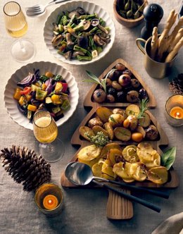 Archivo - El Corte Inglés elabora su oferta gastronómica de platos preparados para Navidad