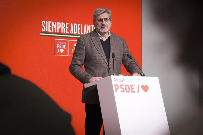 El portavoz adjunto y secretario de Comunicación Política del PSOE-A, Josele Aguilar, en rueda de prensa. (Foto de archivo).