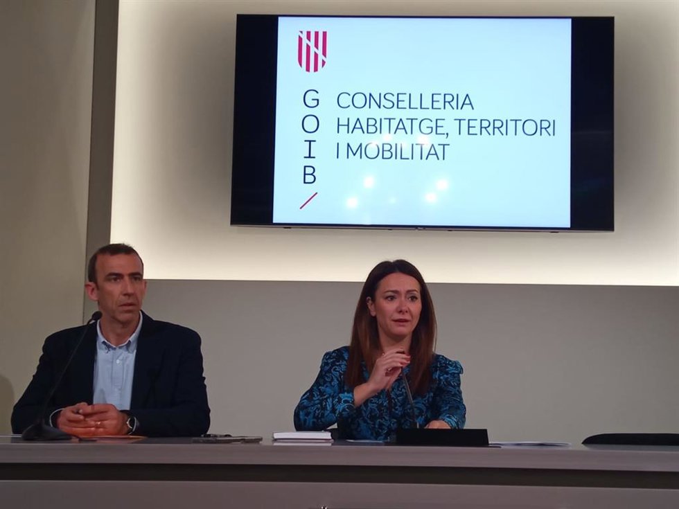 El director general de Vivienda y Arquitectura, José Francisco Reynés, y la consellera de Vivienda, Marta Vidal.