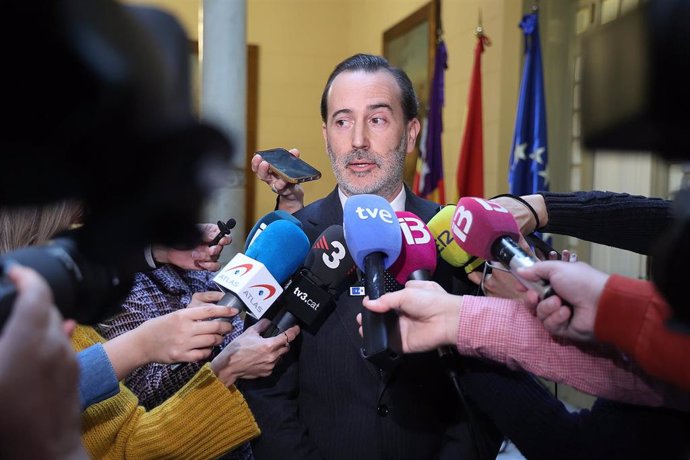 Archivo - El presidente del Parlament balear, Gabriel Le Senne, ofrece declaraciones a los medios.