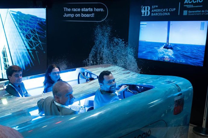 El conseller de Empresa, Roger Torrent, en la feria ISE.