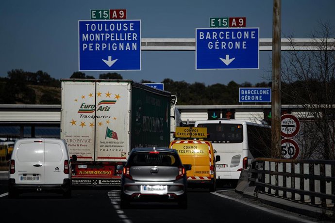 Varios vehículos circulan, a 27 de enero de 2024, en Le Boulou (Francia).