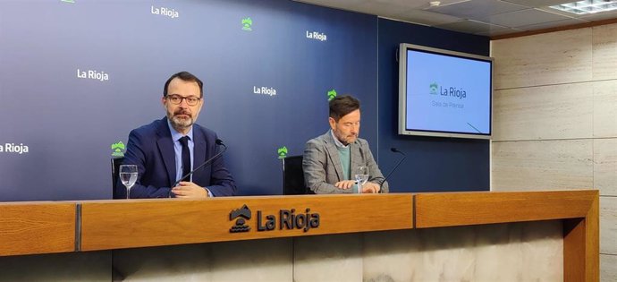 El viceconsejero de Educación, Universidades y Formación Profesional, Miguel Ángel Fernández Torroba, y el director general de Formación Profesional, Daniel Marín, en comparecencia de prensa