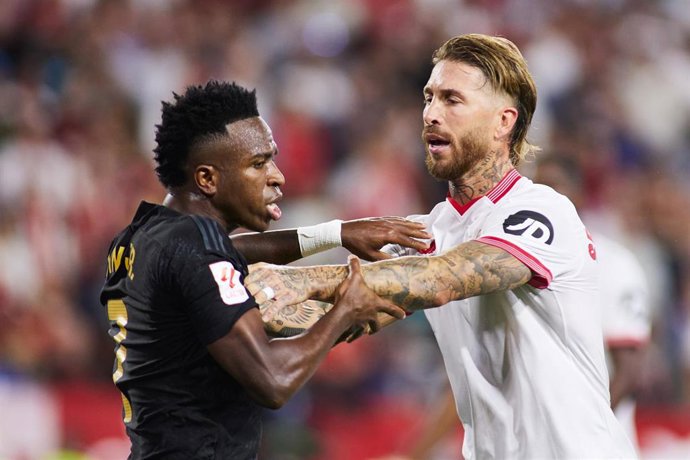 Archivo - El brasileño Vinícius Júnior (Real Madrid) discute con el español Sergio Ramos (Sevilla FC), en el encuentro de LaLiga EA Sports 2023-2024 disputado en el Ramón Sánchez-Pizjuán. 