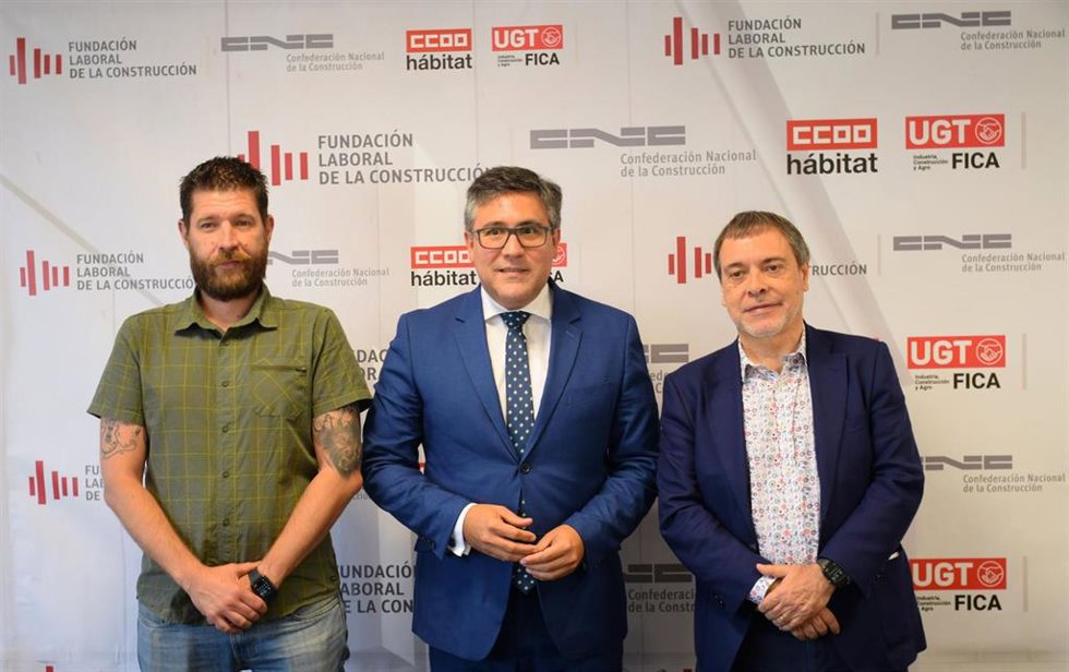 Archivo - Daniel Barragan (CCOO), Pedro Fernandez Alen (CNC) y Mariano Hoya (UGT-FICA).