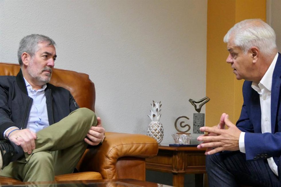 El presidente de Canarias, Fernando Clavijo, y el presidente del Cabildo de El Hierro, Alpidio Armas, en una reunión para analizar la crisis migratoria en la isla