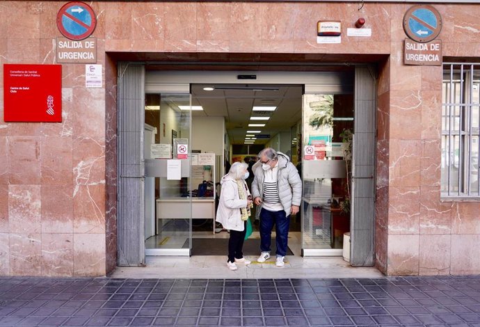Dos pacientes saliendo de un centro de salud en València