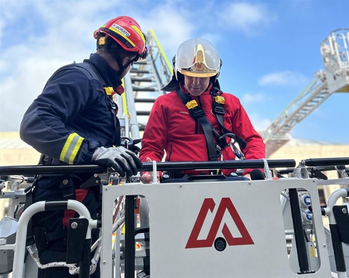 El consejero de Medio Ambiente, Agricultura e Interior de la Comunidad de Madrid, Carlos Novillo, que ha asistido en Las Rozas a la entrega de cuatro nuevas unidades autoescala de Bomberos.