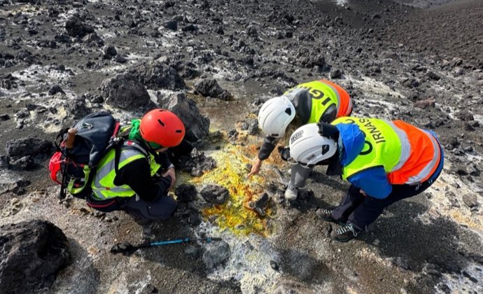 Recogida de muestras de costras minerales en el cráter del volcán Tajogaite (La Palma) para su análisis mineralógico y microbiano en los laboratorios del IGME-CSIC y del IRNAS-CSIC.