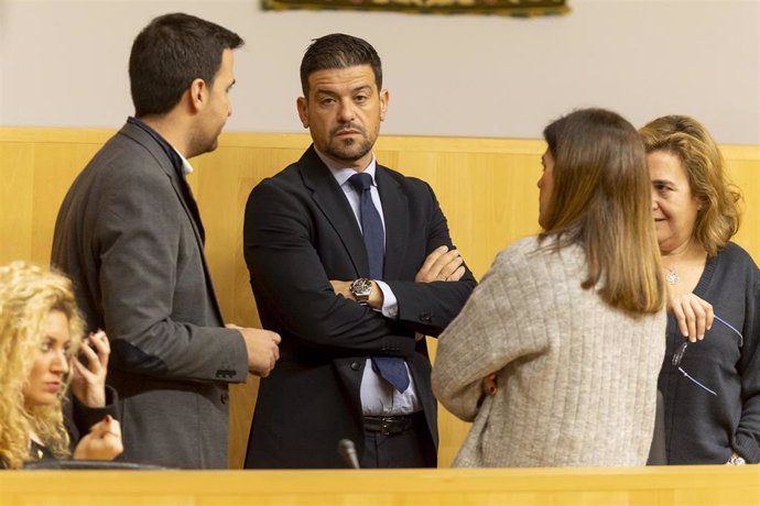 El vicepresidente de Infraestructuras y Territorio Sostenible de la Diputación de Málaga, Cristóbal Ortega, junto a otros diputados, antes de la celebración del pleno ordinario del mes de enero en la institución provincial.