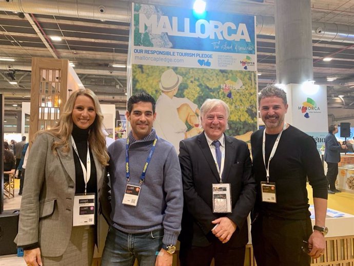 La directora de Turismo, Susanna Sciacovelli, el cocinero Andreu Genestra, el conseller de Turismo, José Marcial Rodríguez, y el cocinero Santi Taura, en el 'stand' de Mallorca en la feria gastronómica Madrid Fusió 2024.