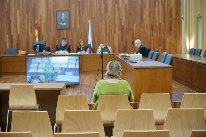 Archivo - La acusada, en el banquillo de la sección quinta de la Audiencia Provincial de Pontevedra, el pasado 10 de octubre. 