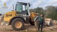 Detenido un hombre por robar una excavadora y causar daños en el mobiliario urbano de Santa Eugnia