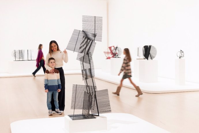 Exposición 'Gego. Midiendo el infinito' en el Museo Guggenheim Bilbao.