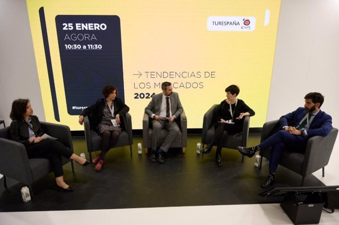 Presentación-coloquio del Foro de Nuevas Tendencias de Mercados Emisores, que se celebró en la Feria Internaciona de Turismo (Fitur) 2024.