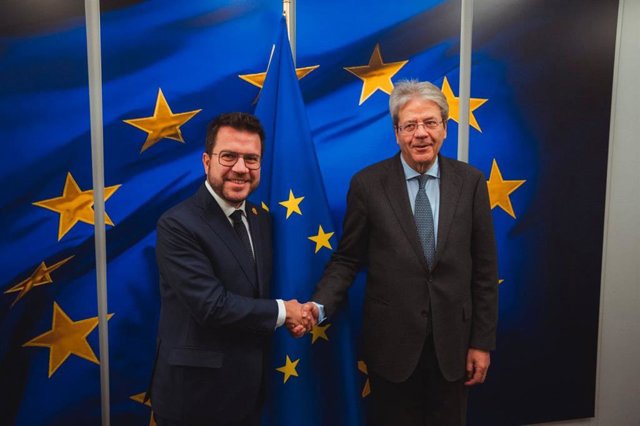 El presidente de la Generalitat, Pere Aragonès, se reúne con el comisario europeo de Economía, Paolo Gentilioni, en la sede de la Comisión Europea, en Bruselas.