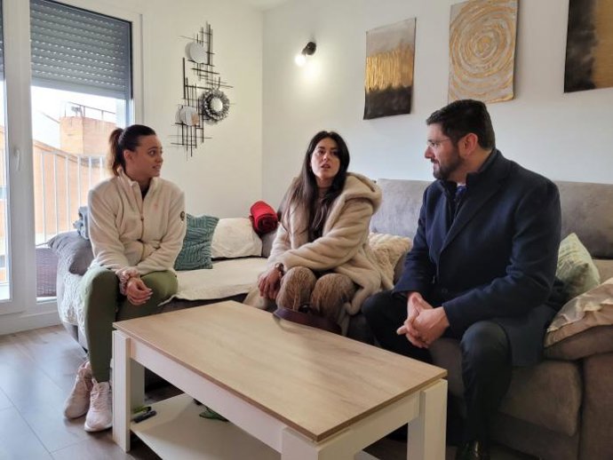 El vicepresidente primero del Gobierno de Aragón y consejero de Desarrollo Territorial, Despoblación y Justicia, Alejandro Nolascola directora general de Vivienda del Gobierno de Aragón, María Pía Canals, anuncia en Teruel 10 nuevas viviendas de alquiler