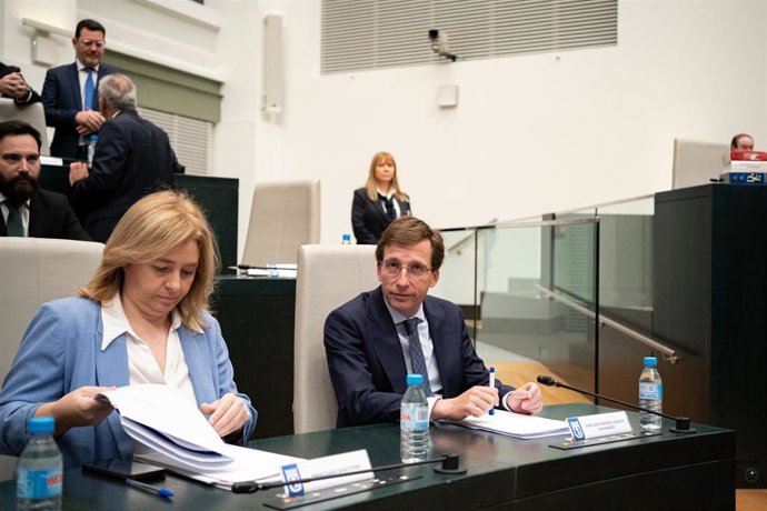 La vicealcaldesa de Madrid y delegada de Seguridad y Emergencias, Inma Sanz, y el alcalde de Madrid, José Luis Martínez-Almeida, durante un pleno en el Ayuntamiento de Madrid