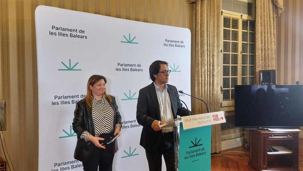 El portavoz del PSIB en el Parlament, Iago Negueruela, y la diputada del PSIB Mercedes Garrido.