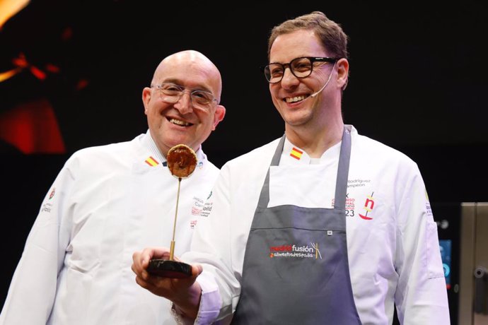 El alcalde de Valladolid, Jesús Julio Carnero, junto al chef Teo Rodríguez.