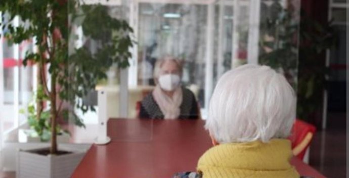 Dos residentes en una residencia de personas mayores